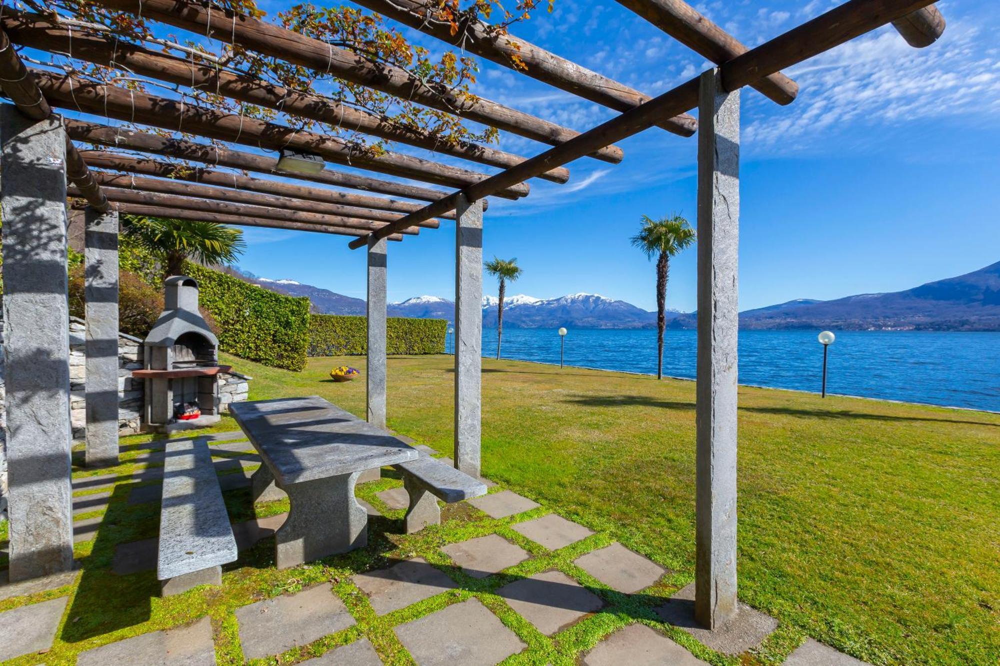 Blu Lake Apartment On Ghiffa Beach - Happy Rentals エクステリア 写真