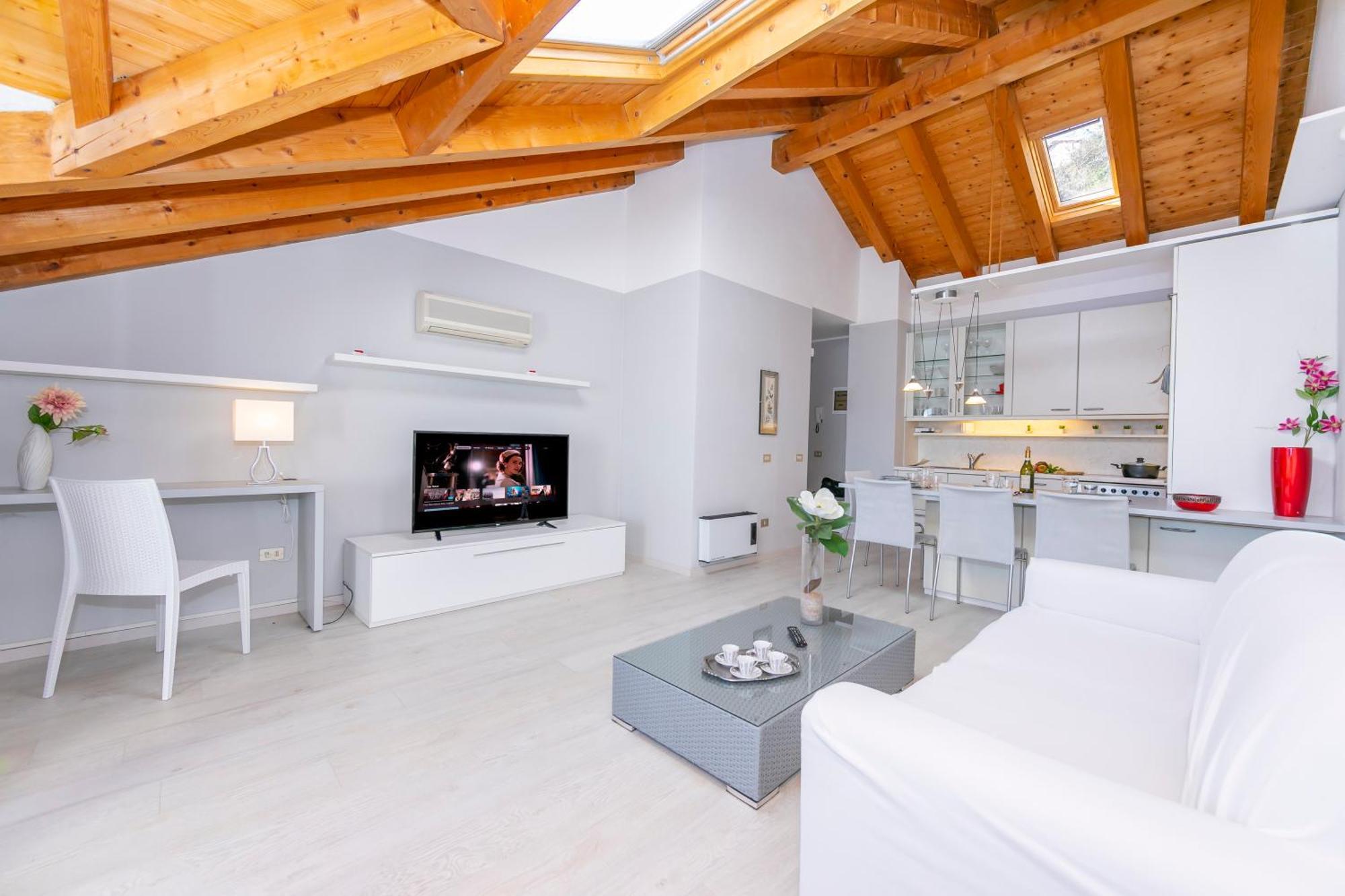 Blu Lake Apartment On Ghiffa Beach - Happy Rentals エクステリア 写真